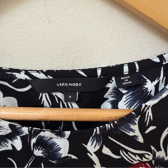 Vero Moda Short Sleeve Blouse - Picture 2 of 7